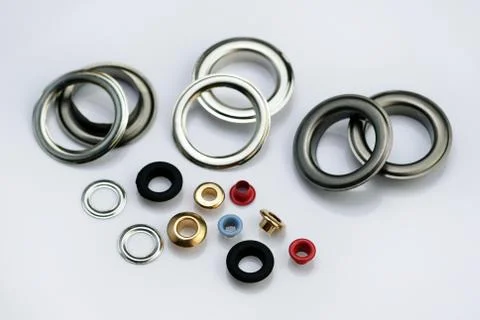 . A set of multi-colored eyelets in different colors and sizes Foto stock