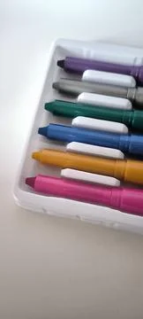 Set of multi colored felt tip pens in white plastic tray. 스톡 사진
