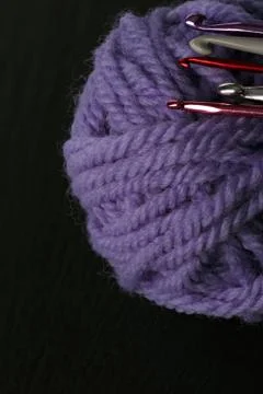 A set of multi-colored hooks of various sizes for handwork and knitting. Ball Stock-Fotos