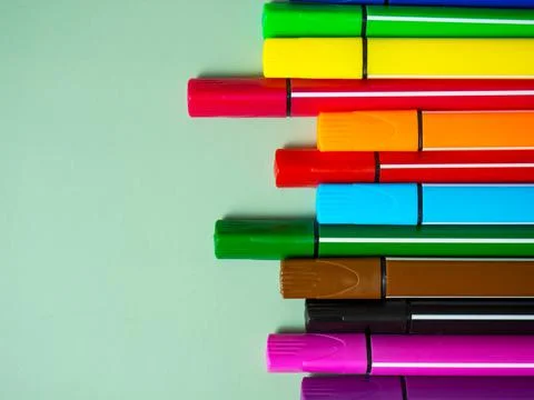 A set of multicolor felt-tip pens, multi-colored felt-tip pens on a green bac Stock Photos