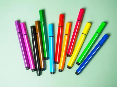 A set of multicolor felt-tip pens, multi-colored felt-tip pens on a green bac Foto stock