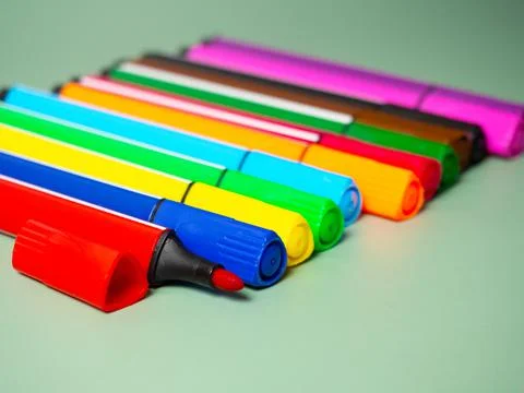 A set of multicolor felt-tip pens, multi-colored felt-tip pens on a green bac Stock Photos
