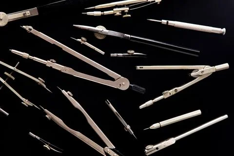 Set of old different compasses. Retro metal compasses and drafting tools on a Foto stock