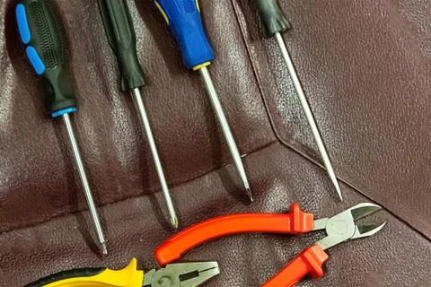 Set parallel screwdrivers set of tools red nippers close-up pattern Foto stock