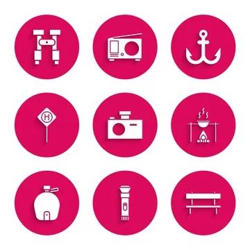 Set Photo camera, Flashlight, Bench, Campfire and pot, Canteen water bottle Ilustración de archivo