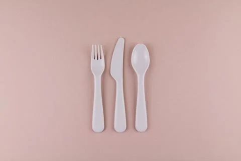 Set of plastic dishes spoon fork gray knife on the table reusable eco-friendl Foto stock