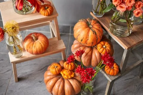 Set of pumpkins and orange and red flowers for Interior decorations. The work of Foto stock