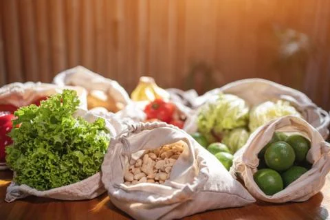 Set of reusable and zero waste cotton shopping bags for food Foto stock