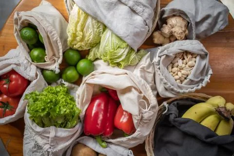 Set of reusable and zero waste cotton shopping bags for food Foto stock