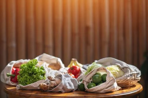 Set of reusable and zero waste cotton shopping bags for food Foto stock