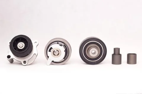 Set of rollers of the automobile engine timing system and the cooling pump on a Fotos de archivo