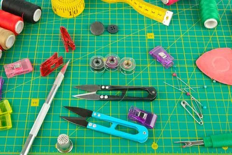 Set of sewing supplies on a patchwork mat. Fotos de archivo