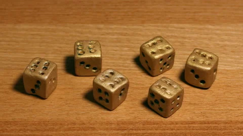 A set of six gambling dice on the table. The dice rolled shows sixes. Vidéo 147664207