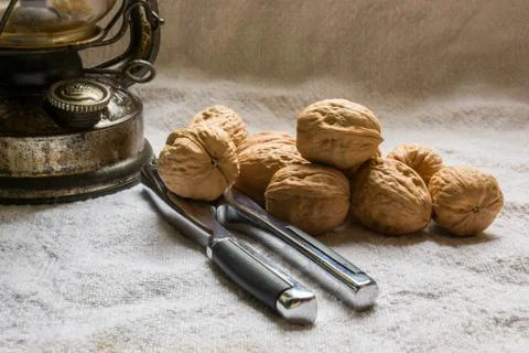 Set with some walnuts, a nutcracker and a lantern Foto stock