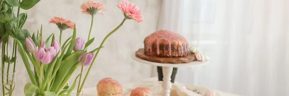 A set table for the celebration of Easter. Cakes and quail eggs on the Easter Foto stock