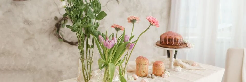 A set table for the celebration of Easter. Cakes and quail eggs on the Easter Stock-Fotos