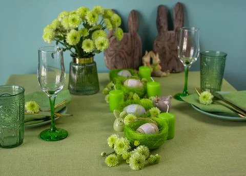 Set table with Easter decoration - eggs in nests and flowers. Stock Photos