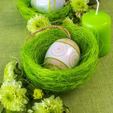 Set table with Easter decoration - eggs in nests and flowers. Stock Photos