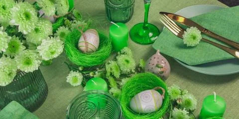 Set table with Easter decoration - eggs in nests and flowers. Foto stock