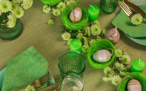 Set table with Easter decoration - eggs in nests and flowers. Stock Photos