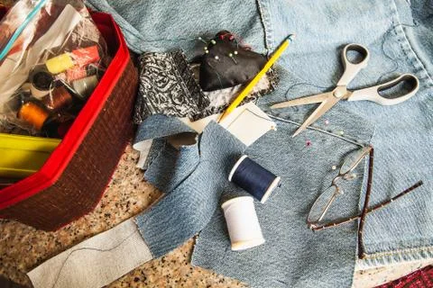 Set of tailoring tools, accessories and fabric on table, Background Fotos de archivo