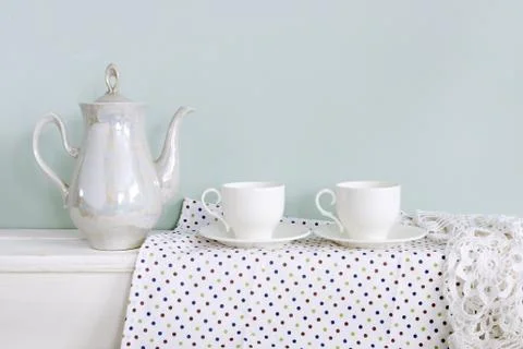 Set of tea cups and  ceramic teapot  on  shelf Foto stock