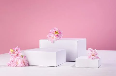 Set of three white podiums for presentation cosmetics produce with fresh spri Foto stock
