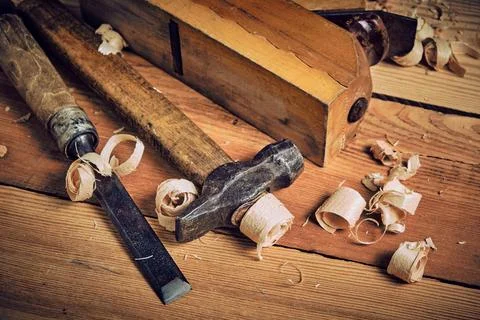 Set of tools for carpenters, hammer, chisel and plane on wooden background. Foto stock