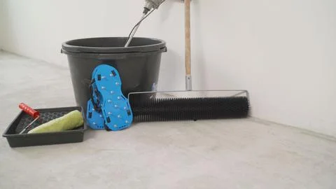 A set of tools for laying the self-leveling floor. Concrete background. Foto stock