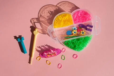 Set of tools, rubber bands for weaving bracelets in a transparent plastic box Foto stock