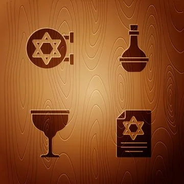 Set Torah scroll, Jewish synagogue, goblet and wine bottle on wooden background Illustrazione stock