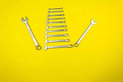 Set of wrenches of different sizes on a yellow background Foto stock