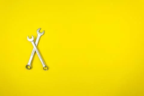 Set of wrenches of different sizes on a yellow background Foto stock