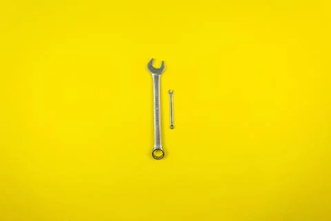 Set of wrenches of different sizes on a yellow background Foto stock