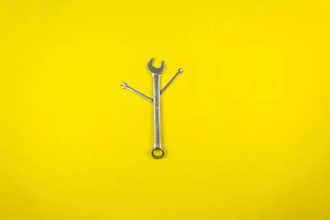 Set of wrenches of different sizes on a yellow background Stockfoto's