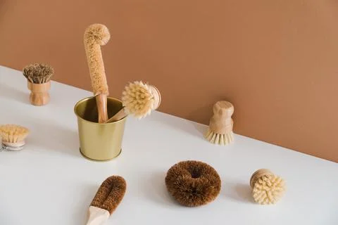 Set of zero waste bamboo brushes for dishwashing in minimalistic style Foto stock