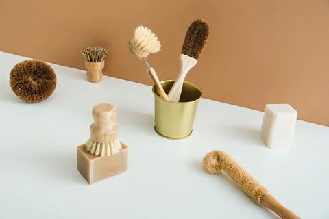 Set of zero waste bamboo brushes for dishwashing in minimalistic style Foto stock