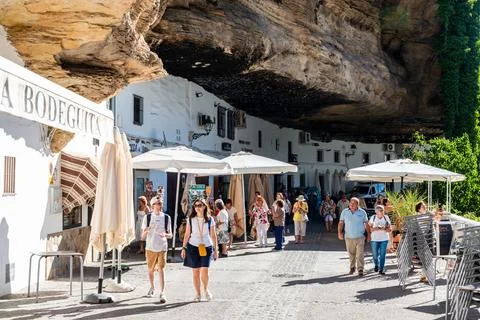 Setenil de las Bodegas,, Spain, Wednesday. september 3 2024..Typical street.. Fotos de archivo
