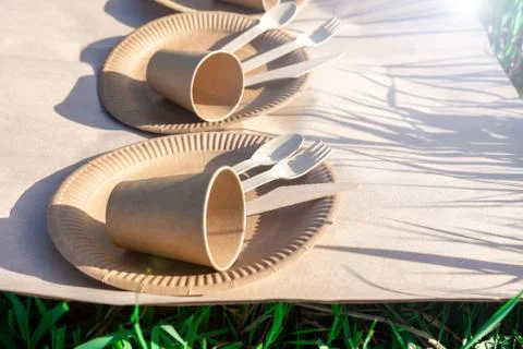 Sets of disposable biodegradable tableware on craft paper in nature Foto stock