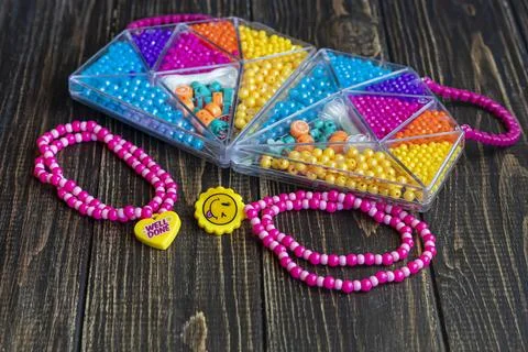 Sets of multi-colored beads and seed beads for children's arts and crafts Stock-Fotos