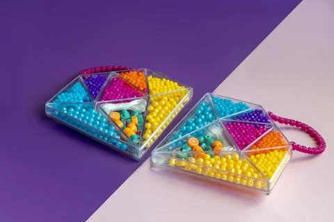 Sets of multi-colored beads and seed beads for children's arts and crafts Foto stock