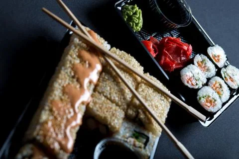 Sets rolls of sushi to go Stock-Fotos