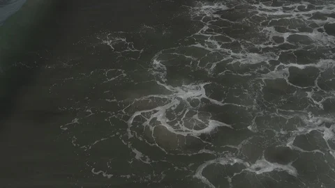 Sets of ￼small foamy waves rolls in, crests, and￼ brake￼. Vidéo 121304546