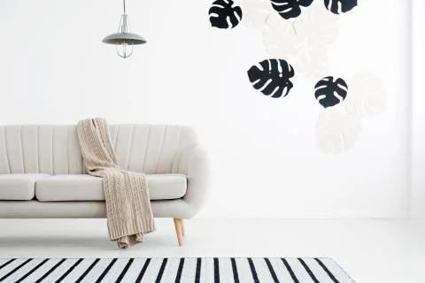 Settee in white flat interior Foto stock