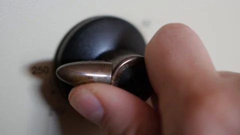 Setting baking temperature on retro oven Video stock 88125700