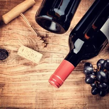 Setting with bottle of red wine, grape and corks. Wine list concept Foto stock