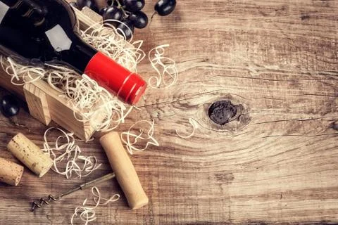 Setting with bottle of red wine, grape and corks. Wine list concept Foto stock