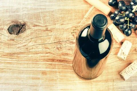 Setting with bottle of red wine, grape and corks with copy space Foto stock
