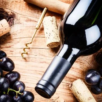Setting with bottle of red wine, grape and corks Stockfoto's