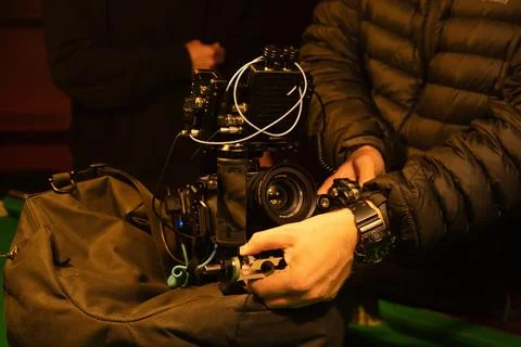 Setting up a camera on top of a tripod to keep it stable on a car. Stock-Fotos